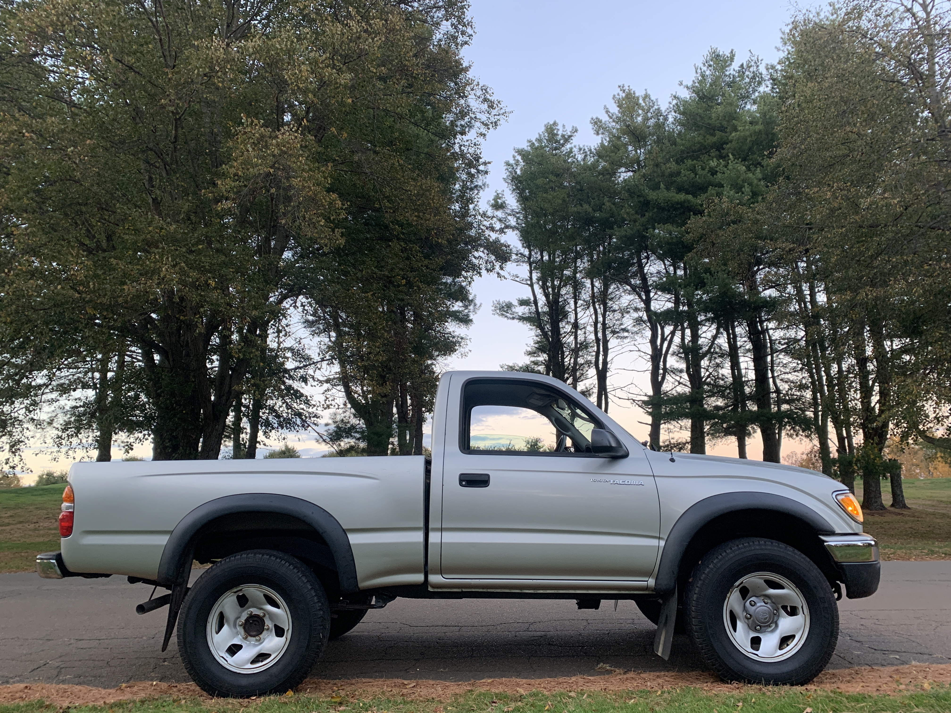 2004 Toyota Tacoma SR5 4x4 Pickup — photo 9